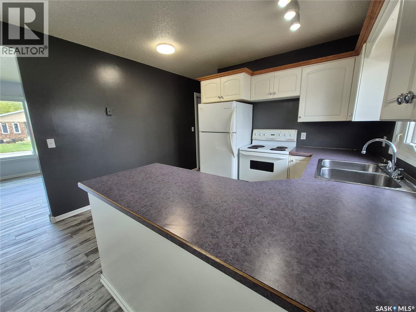 818 Geisen STREET, Radville — photo 8
