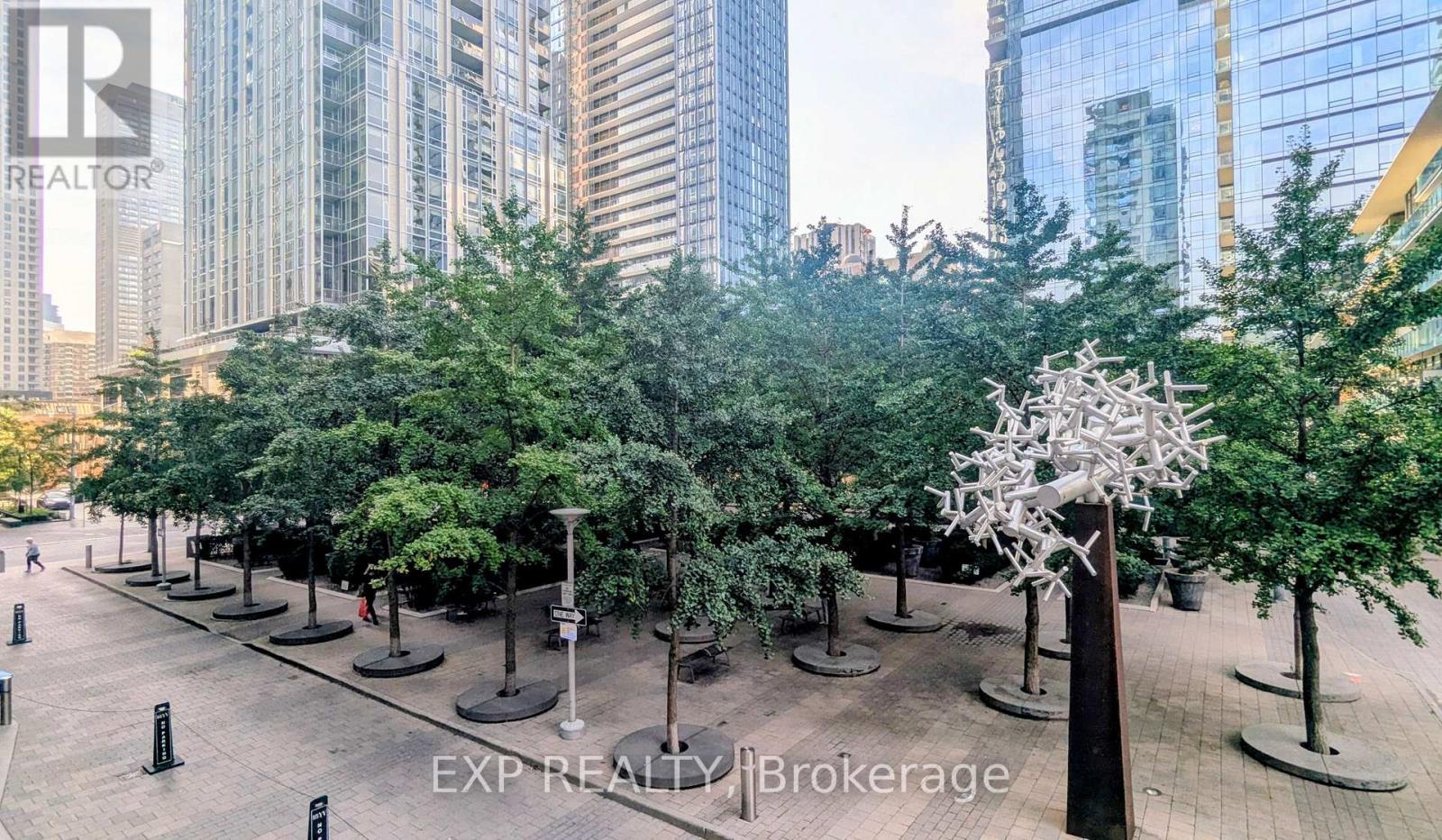18 Yorkville Avenue — photo 12