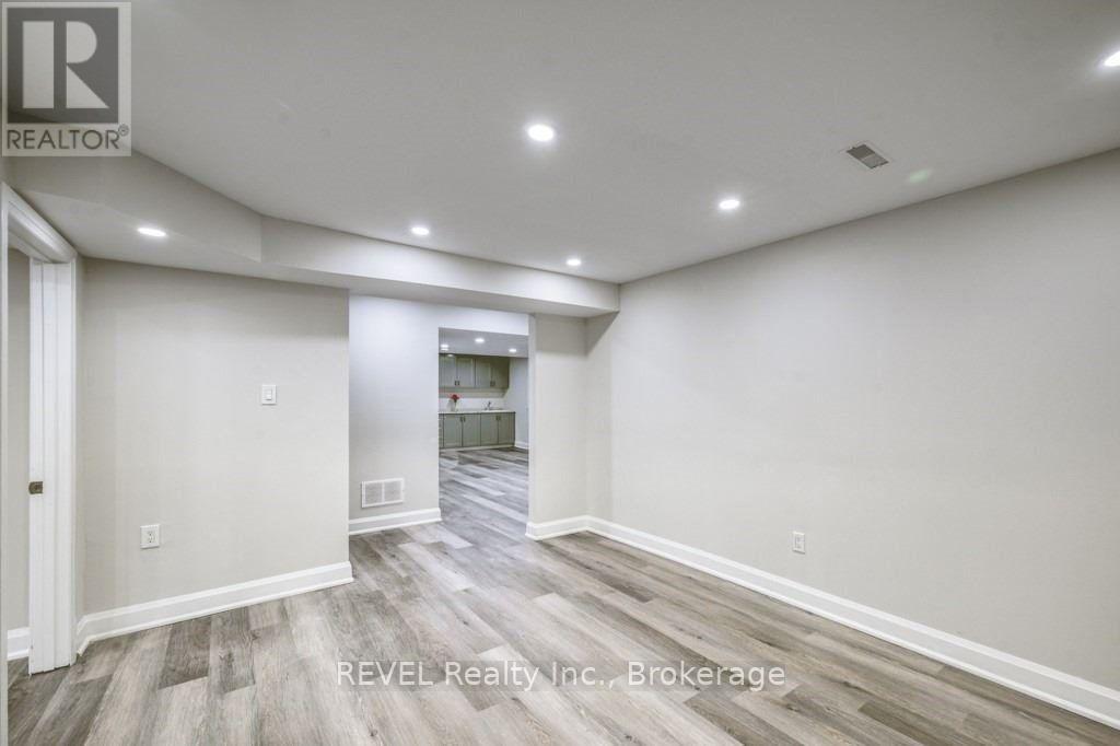 401 Schreyer Crescent — photo 45