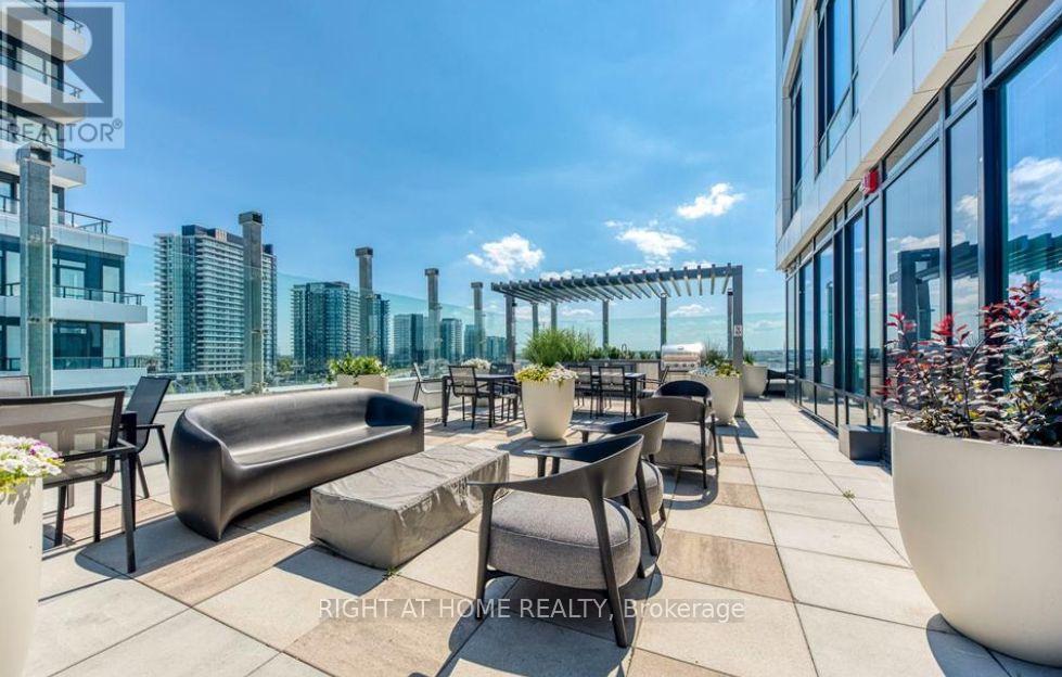 2495 Eglinton Avenue West — photo 12