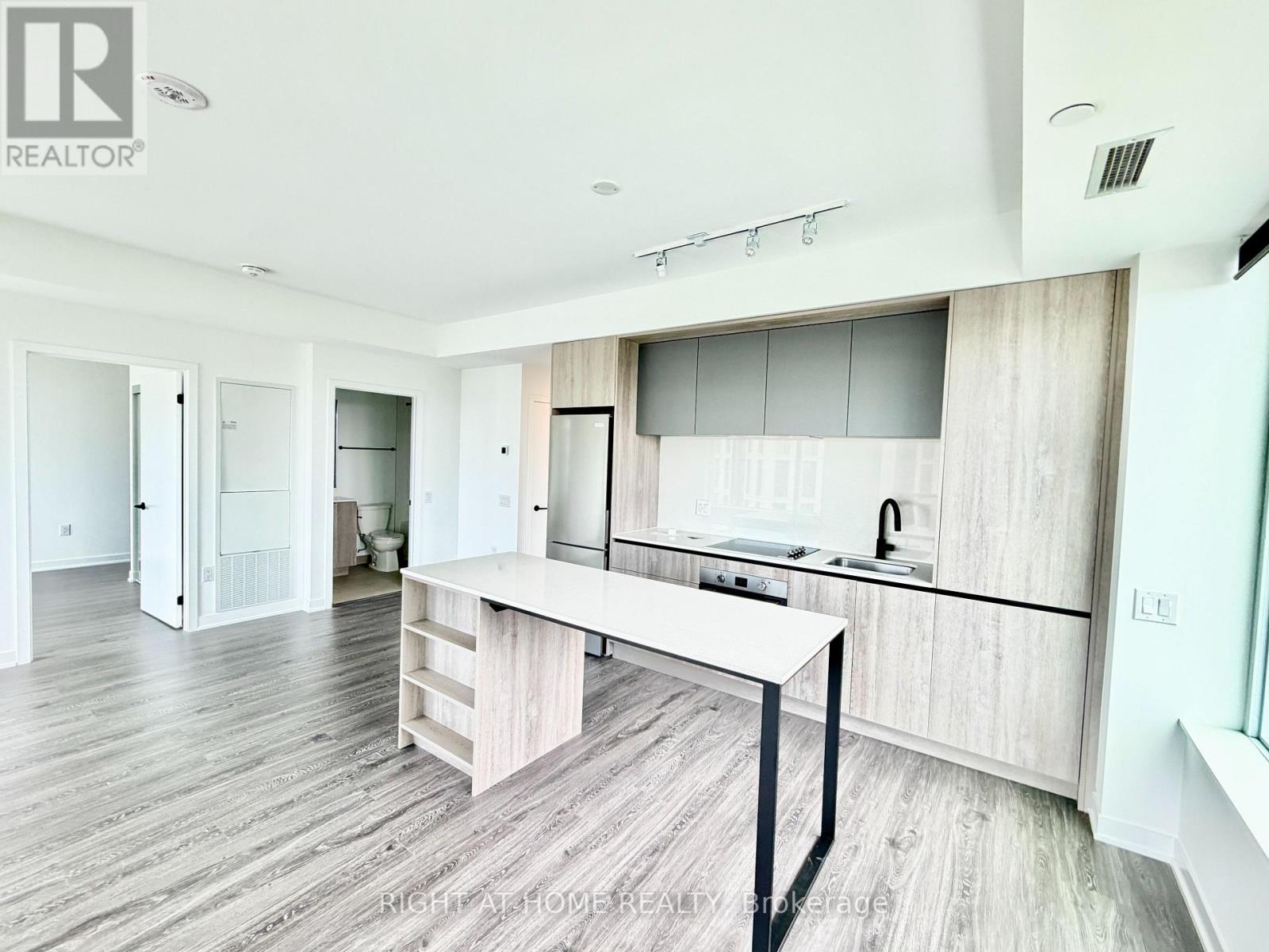 2495 Eglinton Avenue West — photo 7
