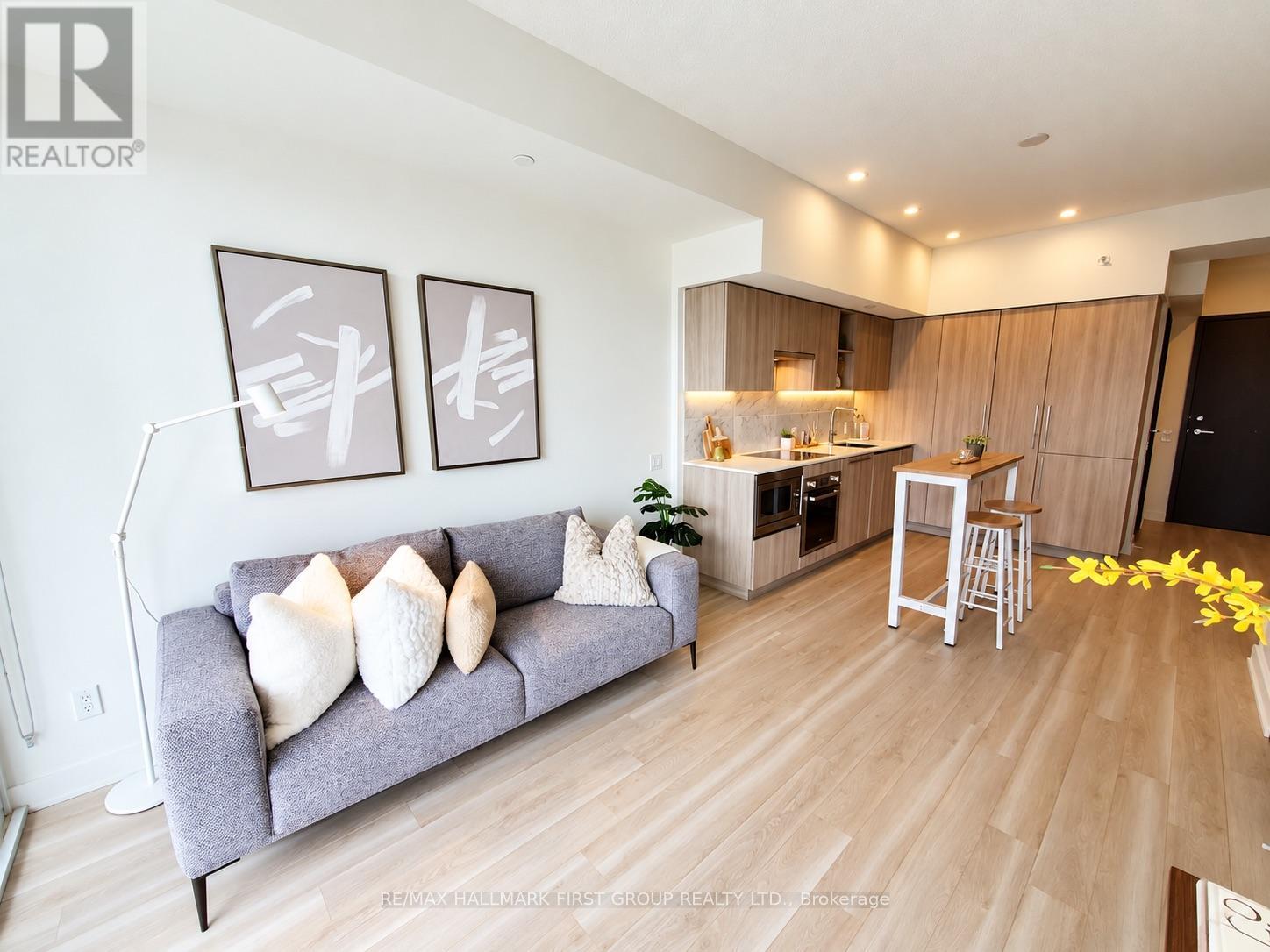 19 Bathurst Street — photo 13