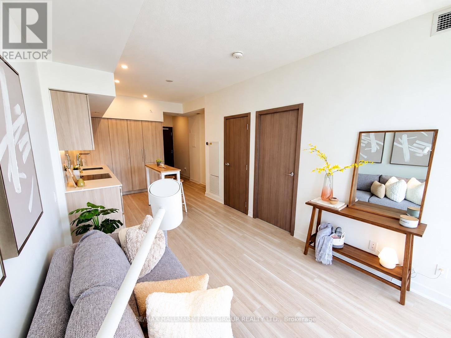 19 Bathurst Street — photo 16