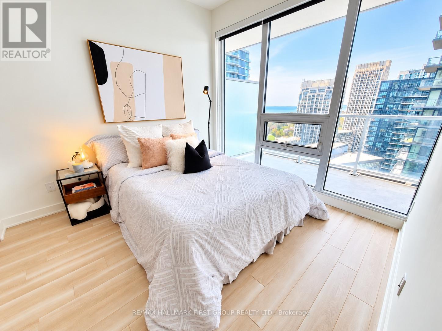 19 Bathurst Street — photo 17