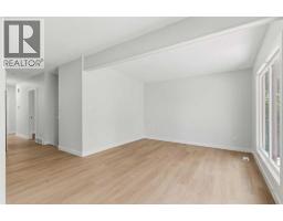 Living room - 30 / 32 Dalton Bay Nw, Calgary, AB T3A1H8 Photo 7