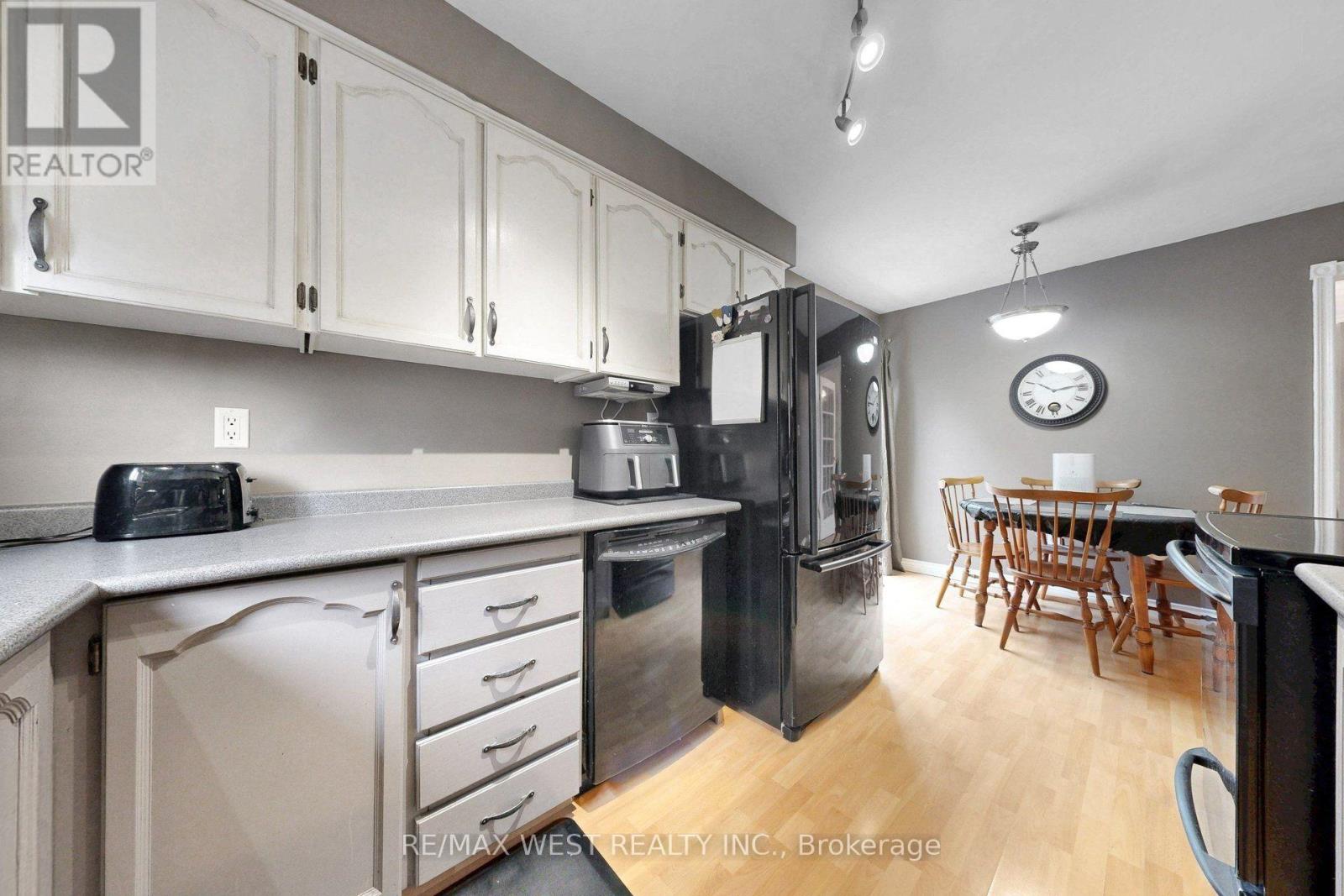 13 Mansfield Street, Brampton, ON photo 11