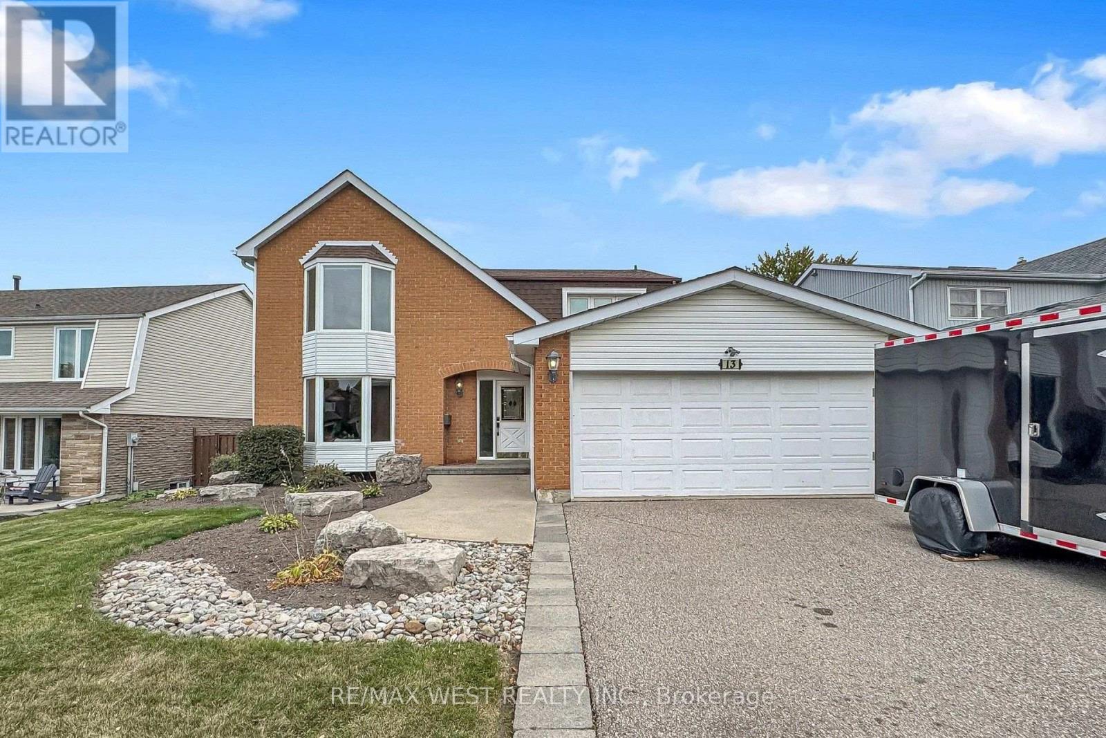 13 Mansfield Street, Brampton, ON photo 2