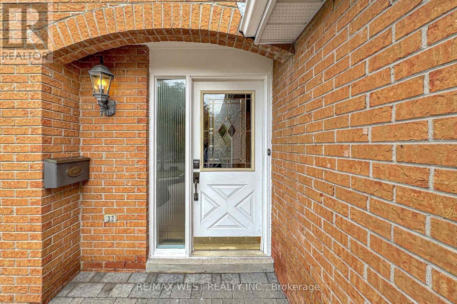 13 Mansfield Street, Brampton, ON photo 3