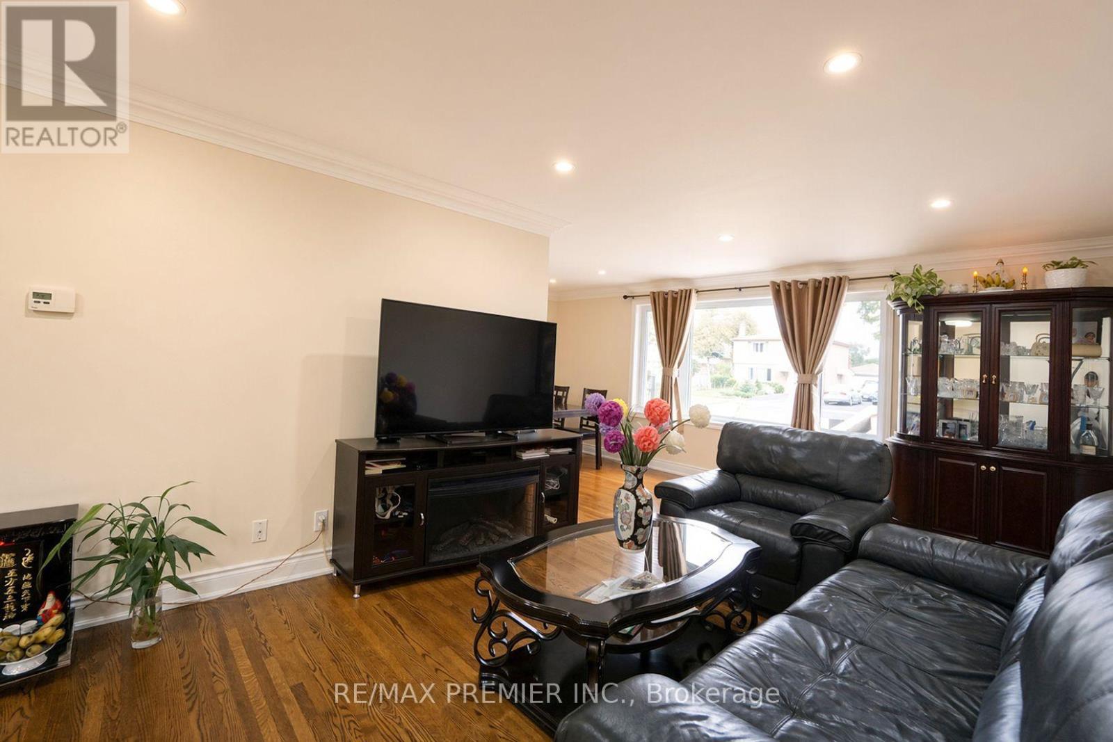 7 Artech Court, Toronto, ON photo 17