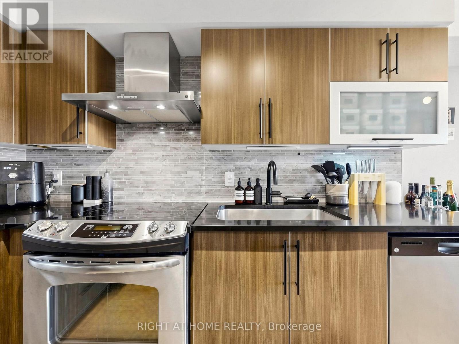 1609- 1 Michael Power Place, Toronto, ON photo 13