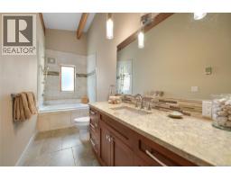 7036 Con-ada Rd, Central Saanich, BC V8M1E7 Photo 27