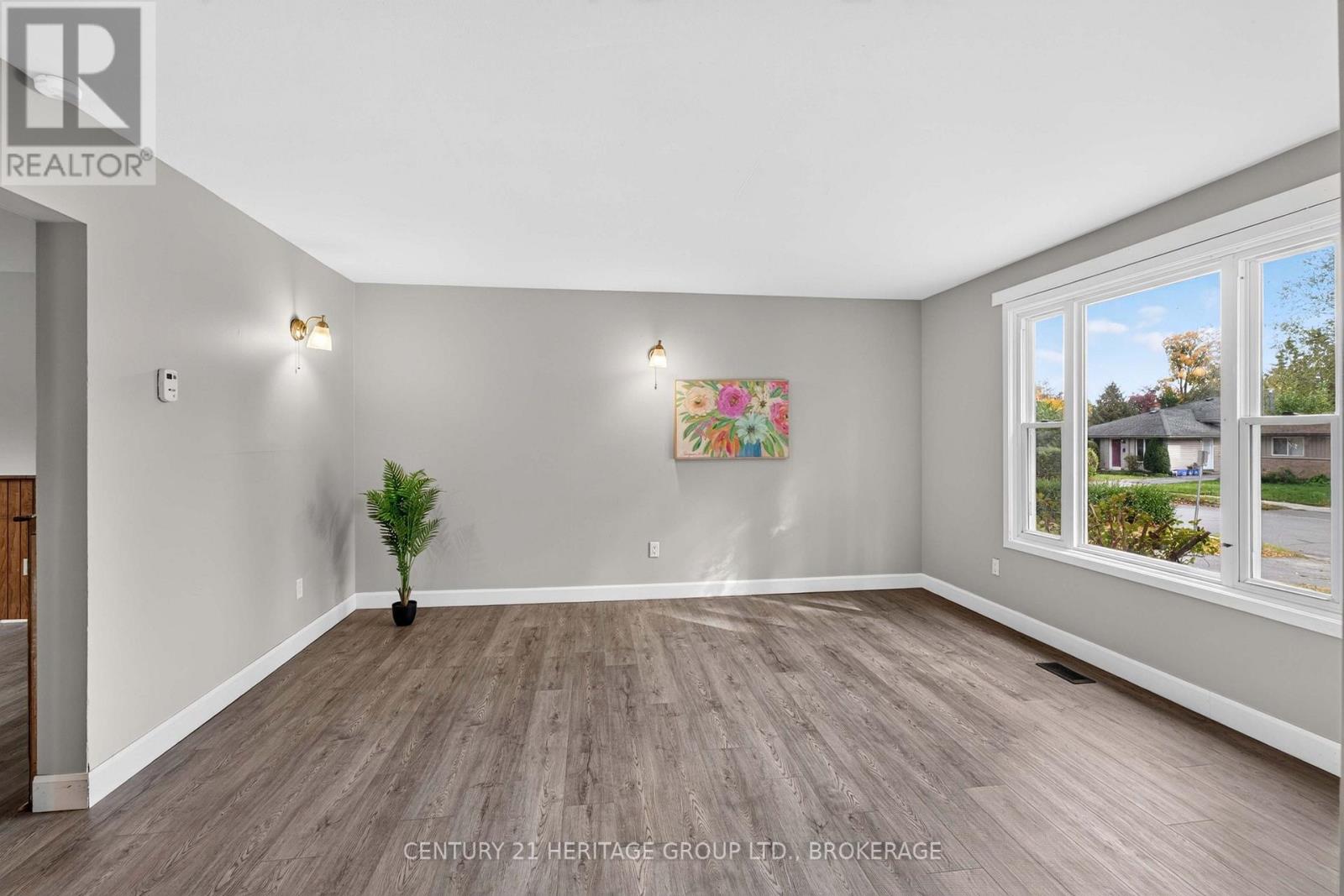 54 Woodstone Crescent — photo 8