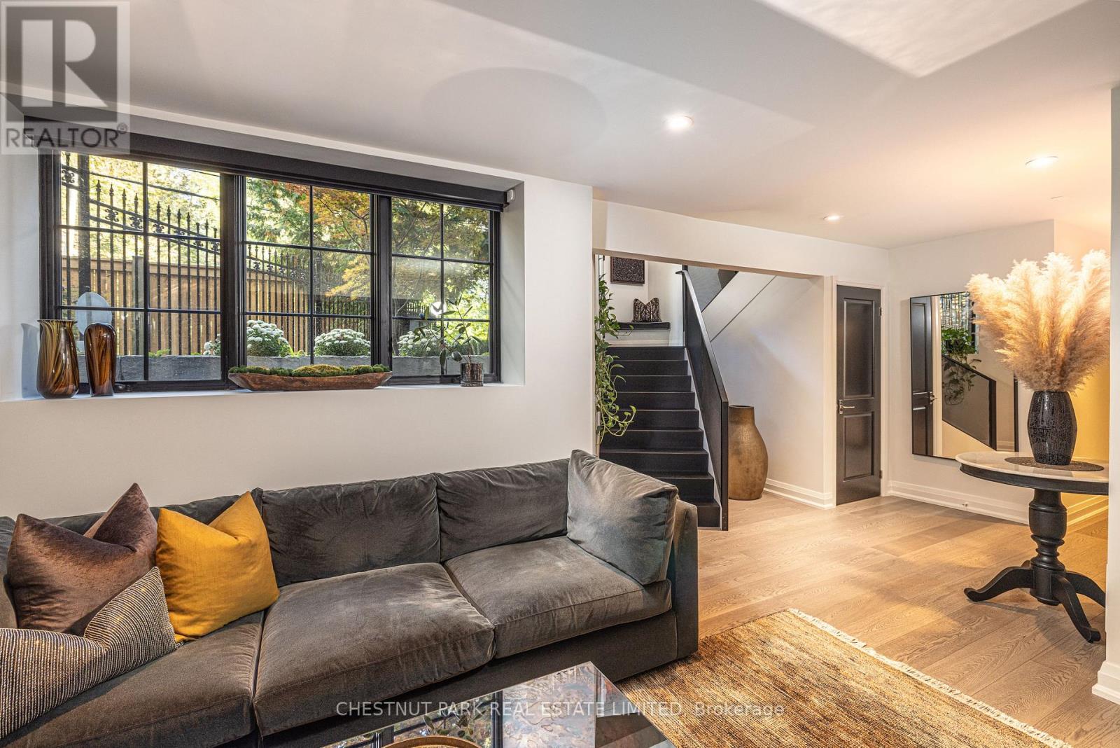 94 Roxborough Drive — photo 18