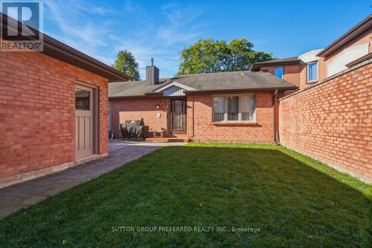 55 Fiddlers Green Road — photo 3
