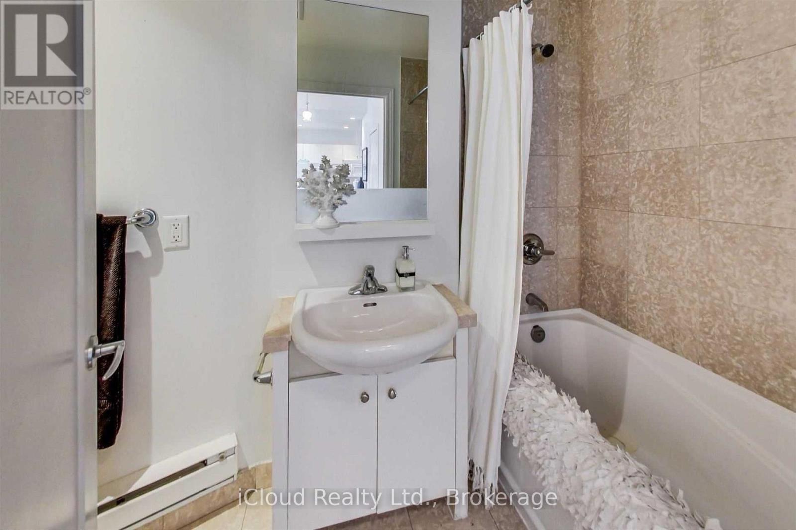 208 Queens Quay — photo 12