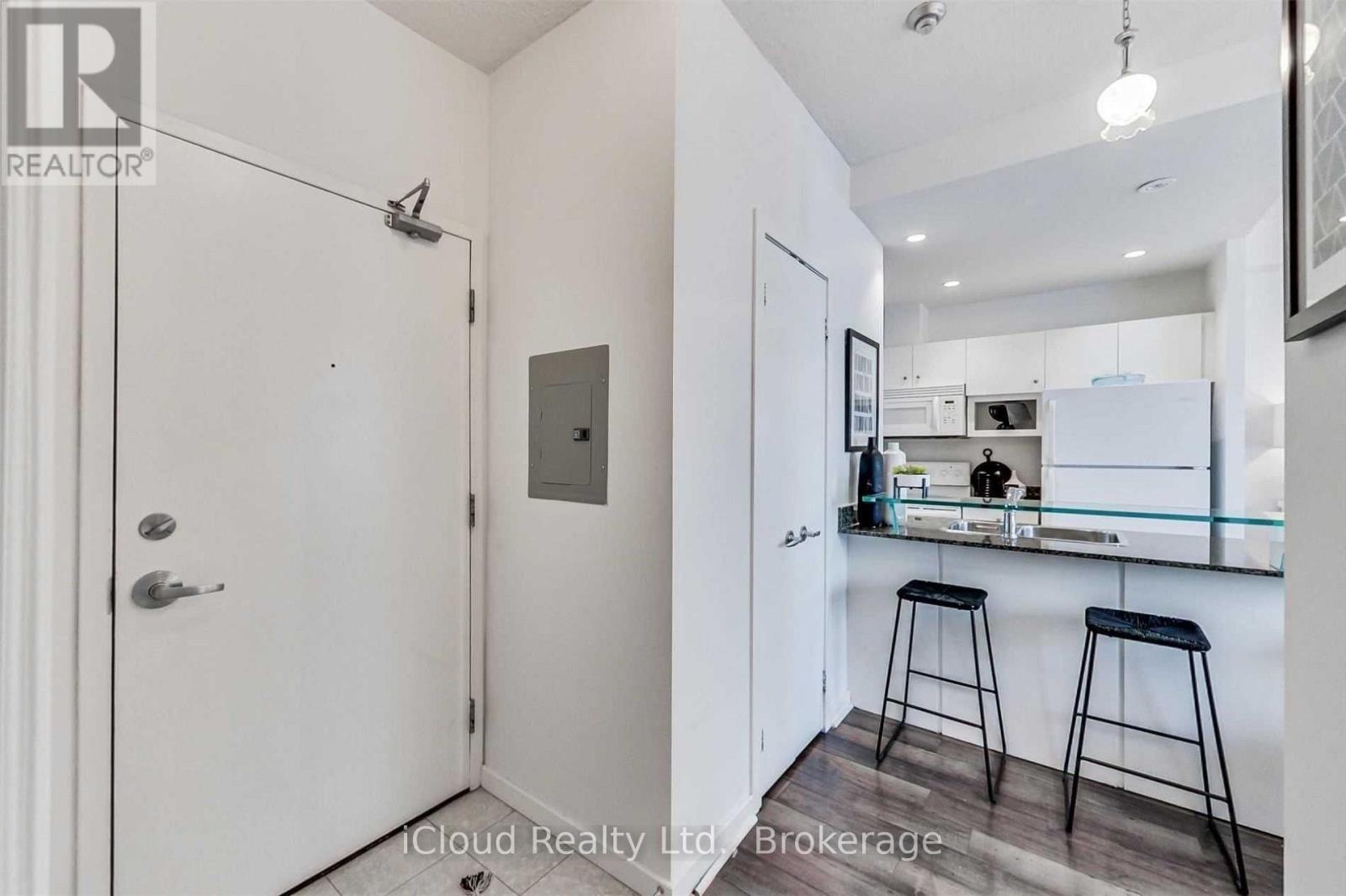 208 Queens Quay — photo 3