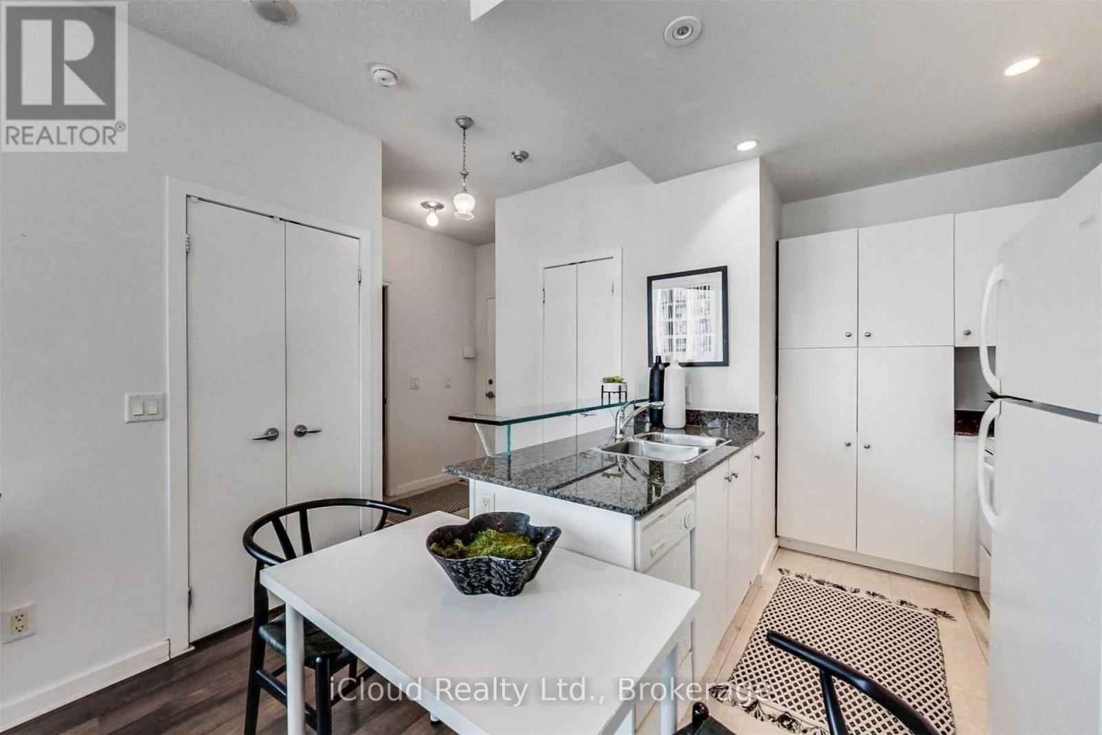 208 Queens Quay — photo 4