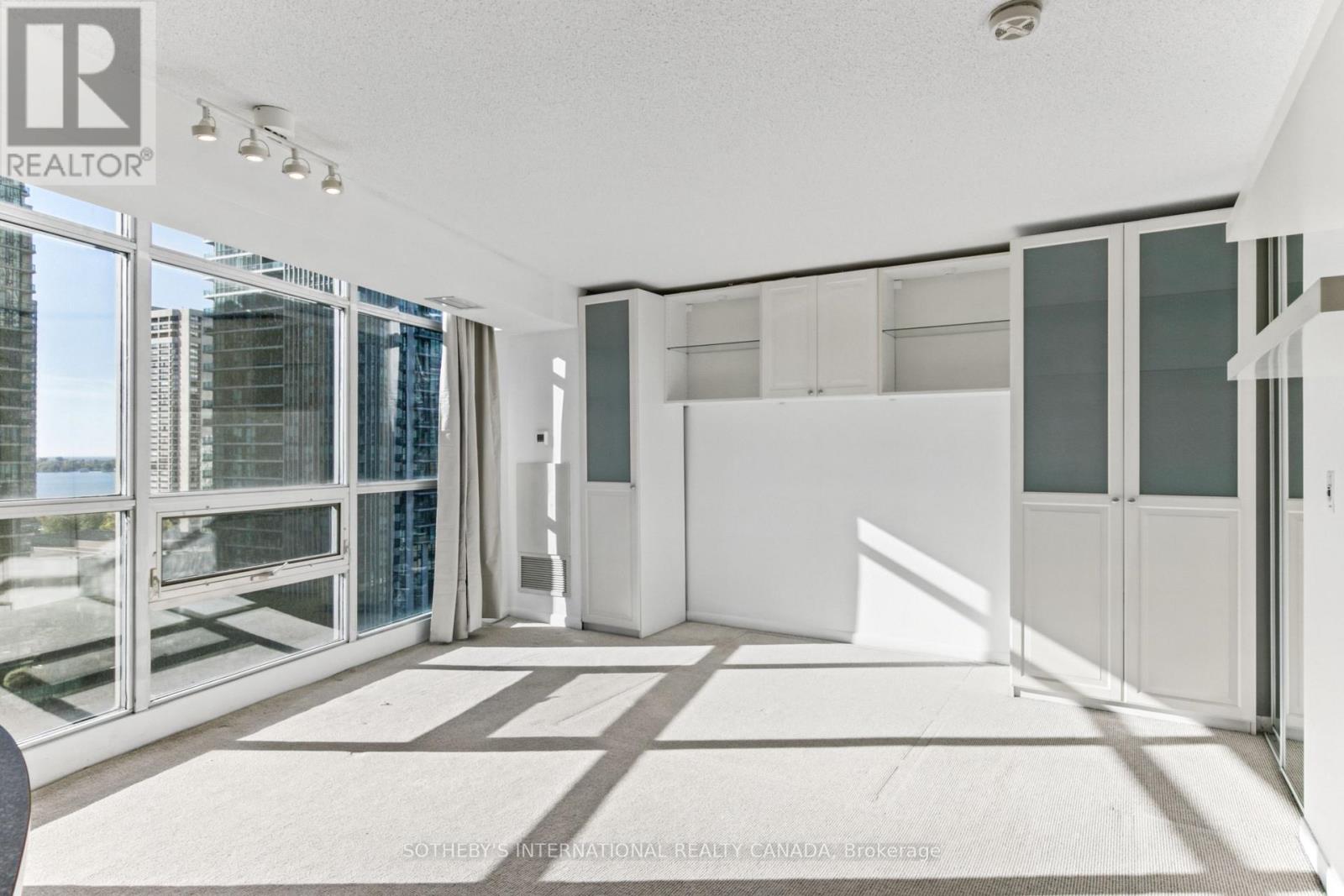 18 Yonge Street — photo 10