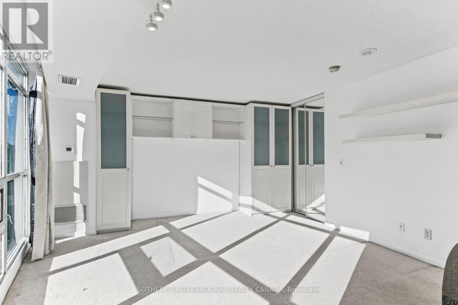 18 Yonge Street — photo 11