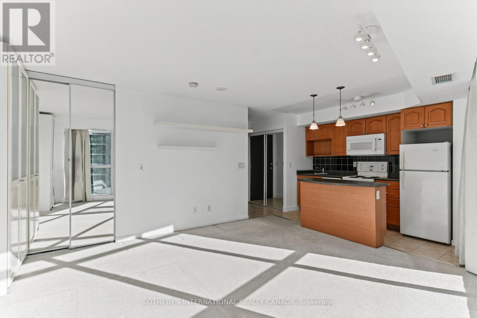 18 Yonge Street — photo 13