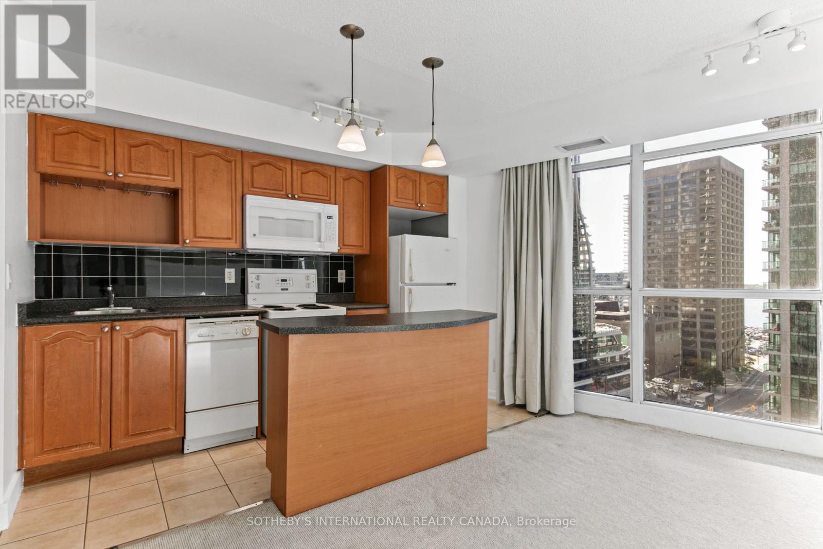 18 Yonge Street — photo 14