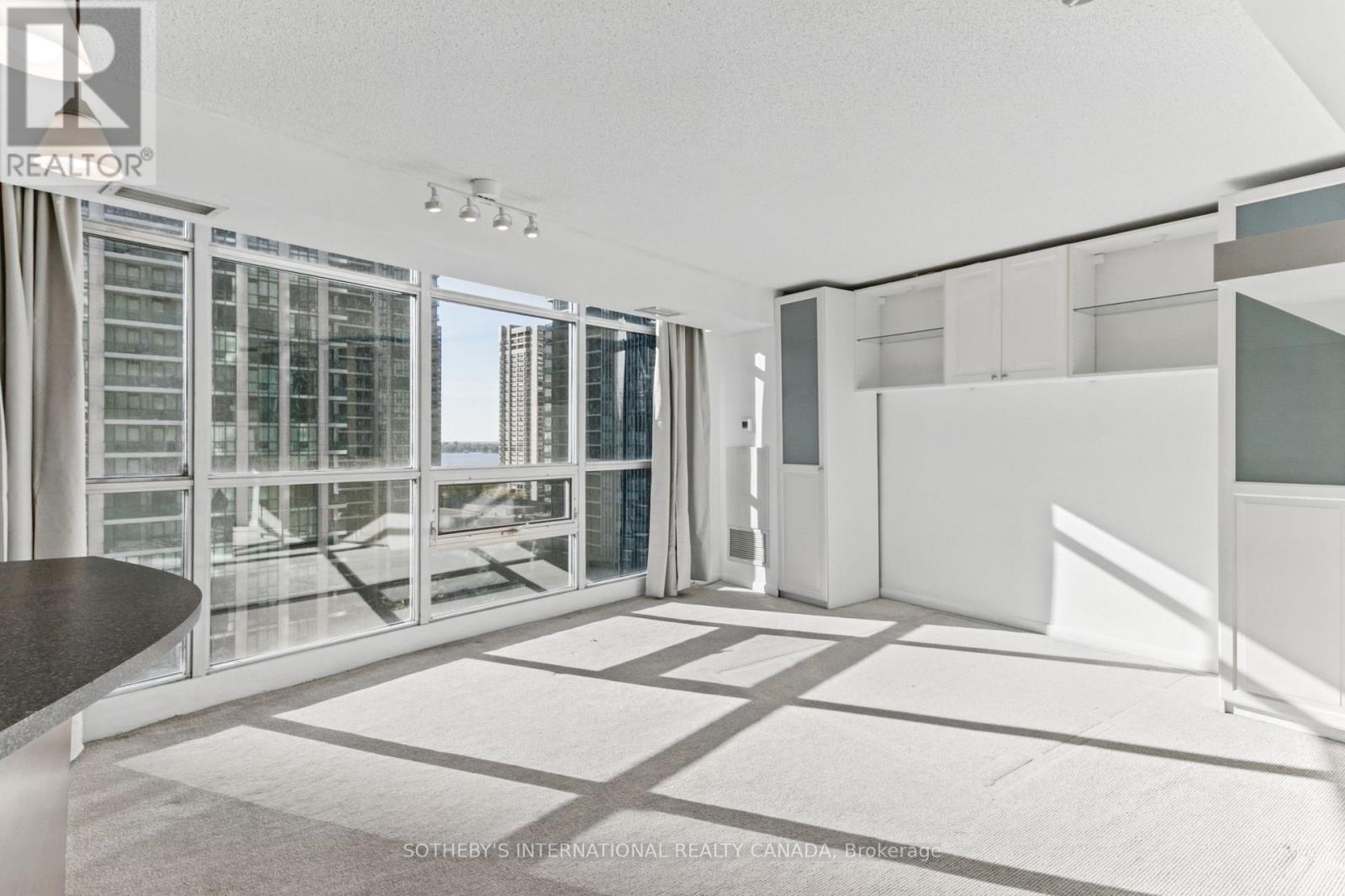 18 Yonge Street — photo 7