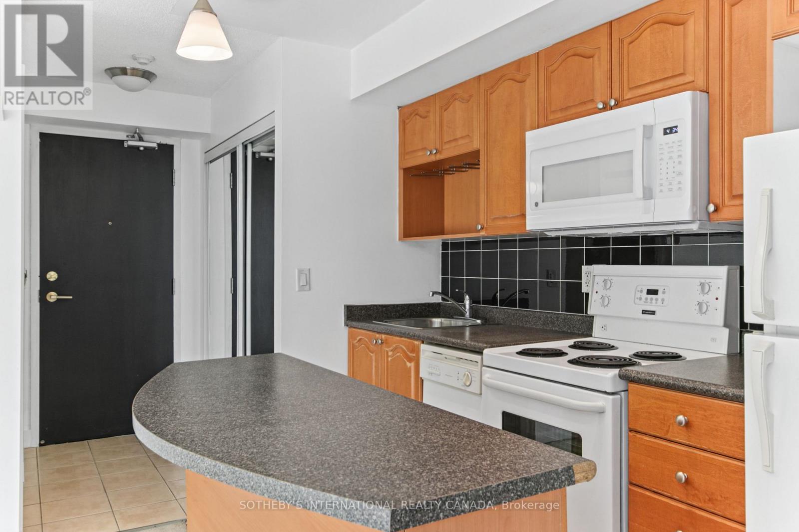 18 Yonge Street — photo 8