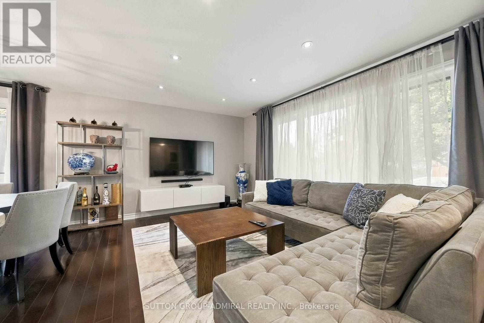 11 Summerglade Drive, Toronto, ON photo 7