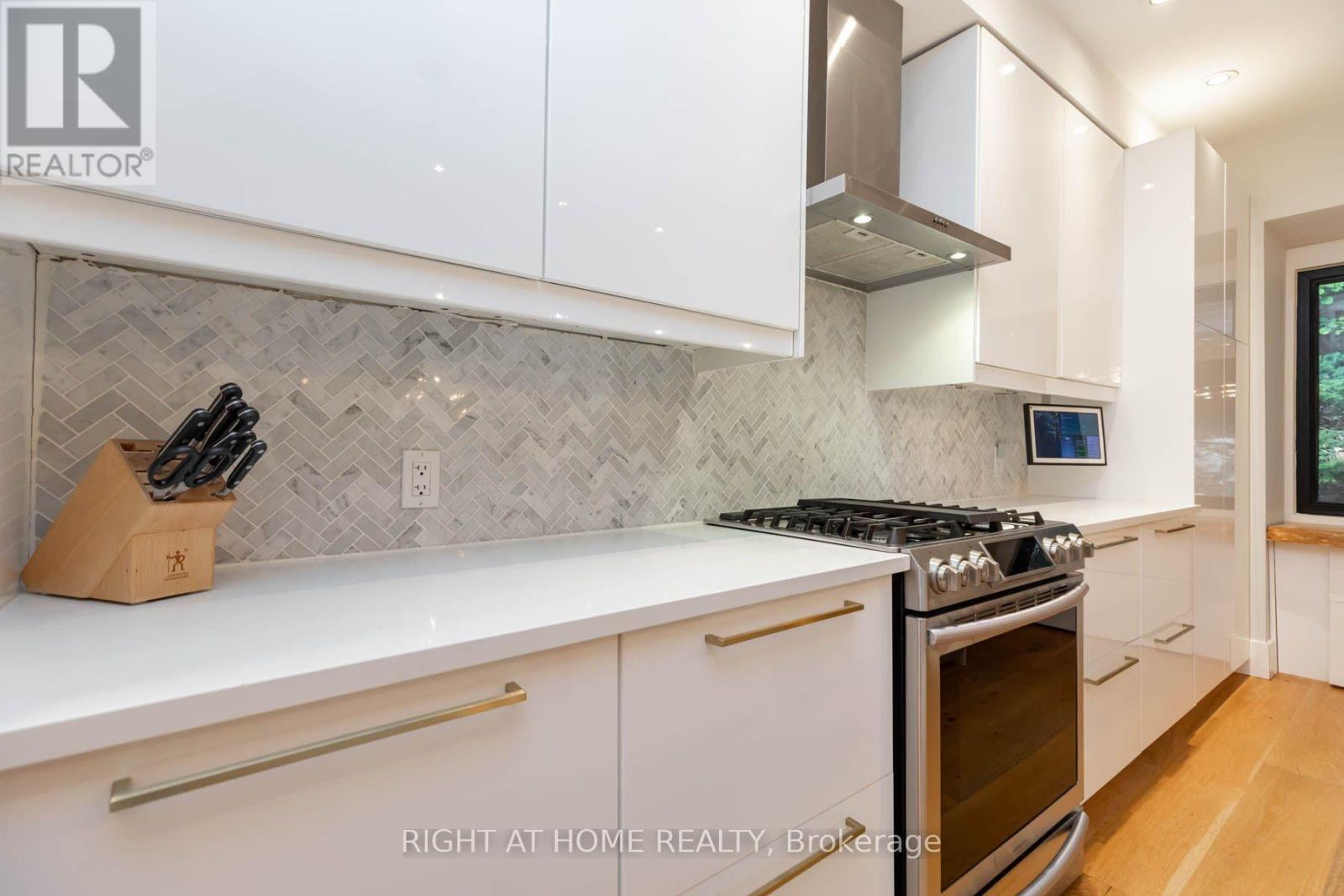 16 Pine Crescent, Toronto, ON photo 11