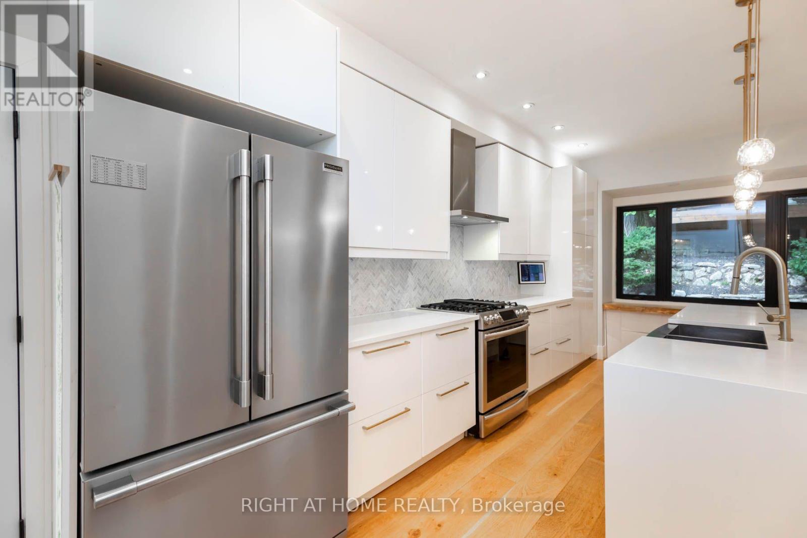 16 Pine Crescent, Toronto, ON photo 17