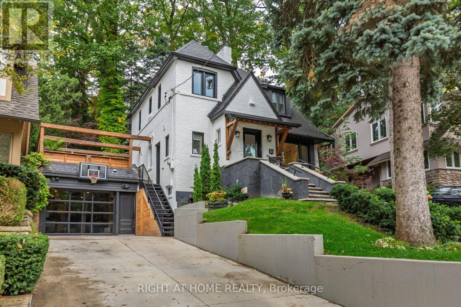 16 Pine Crescent, Toronto, ON photo 2