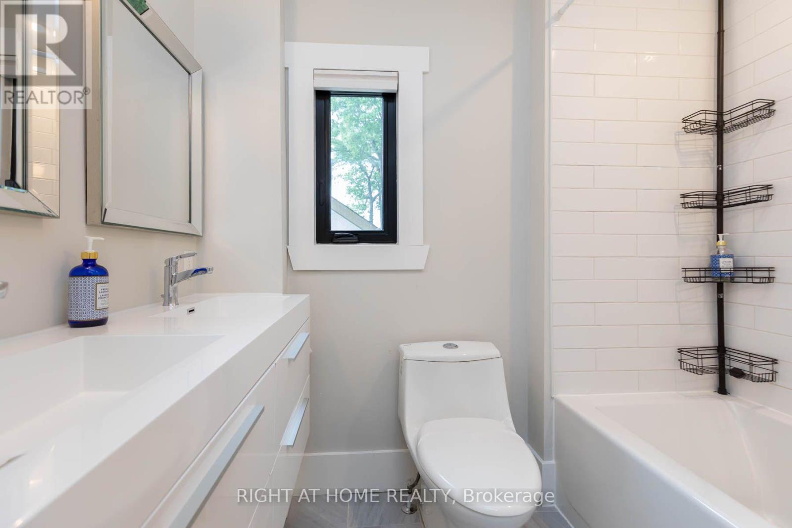 16 Pine Crescent, Toronto, ON photo 23