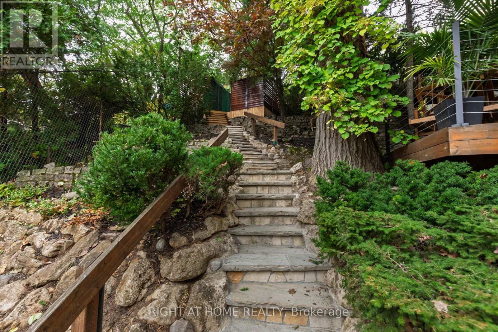 16 Pine Crescent, Toronto, ON photo 39