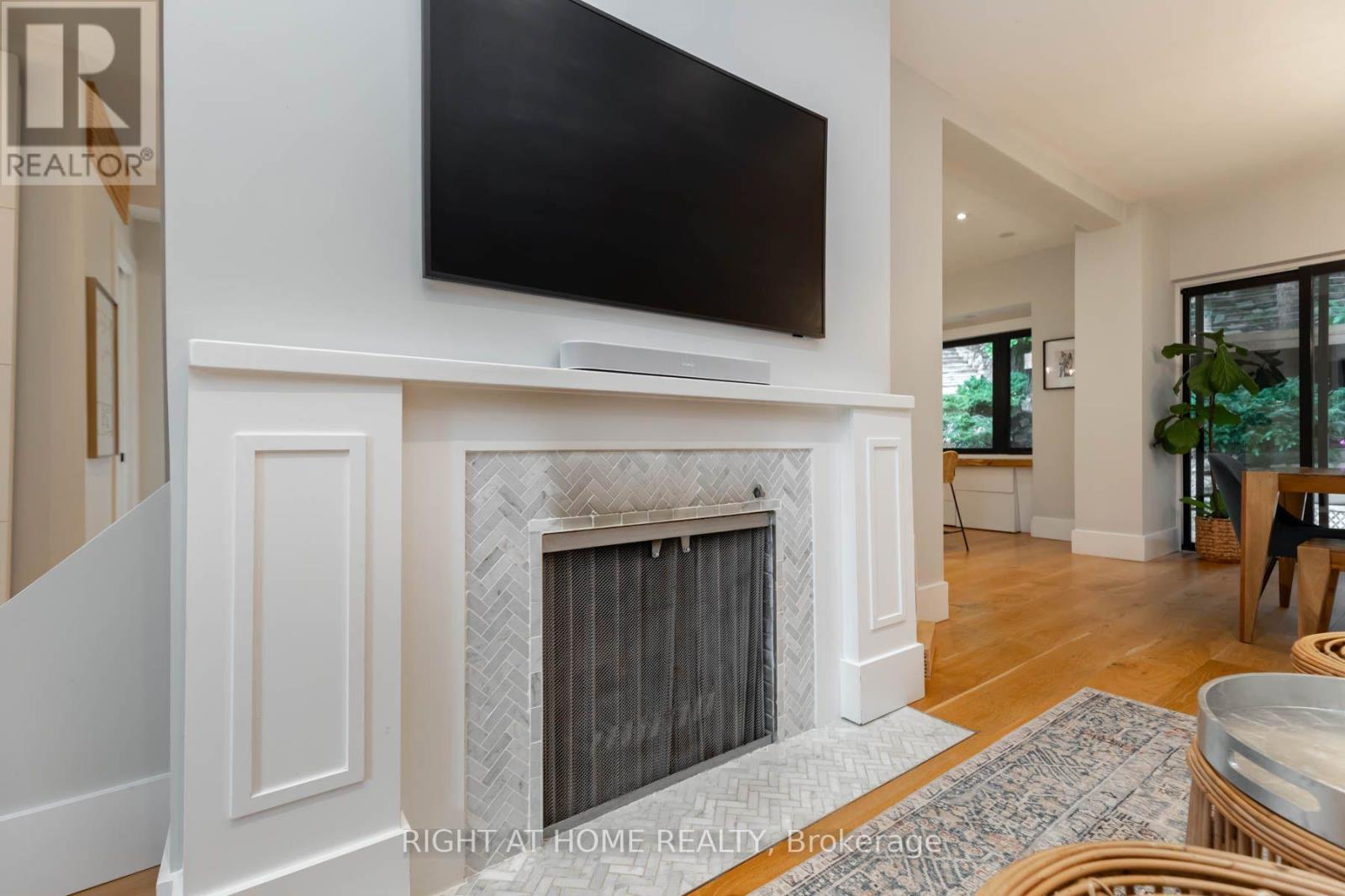 16 Pine Crescent, Toronto, ON photo 5