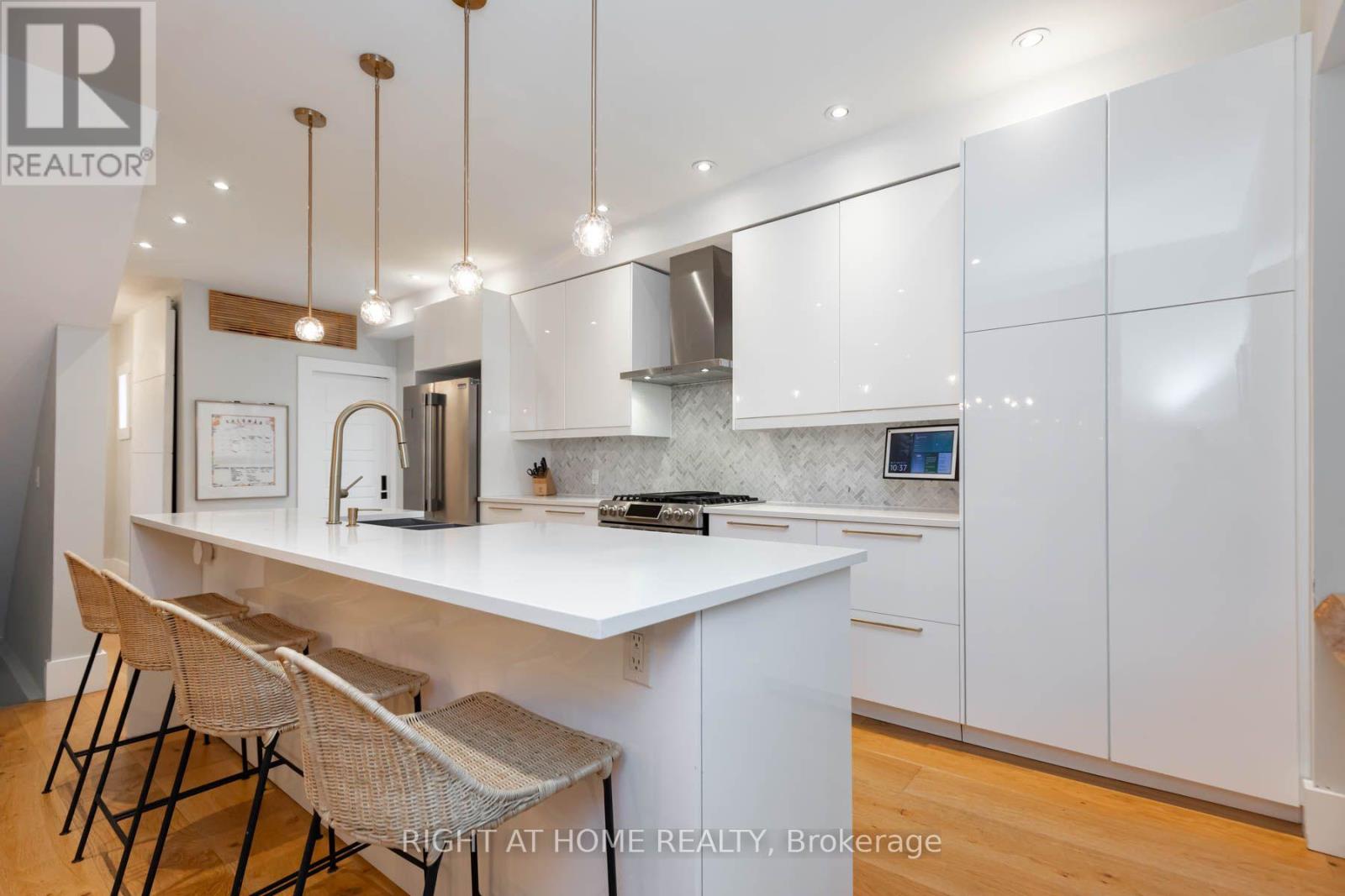 16 Pine Crescent, Toronto, ON photo 8