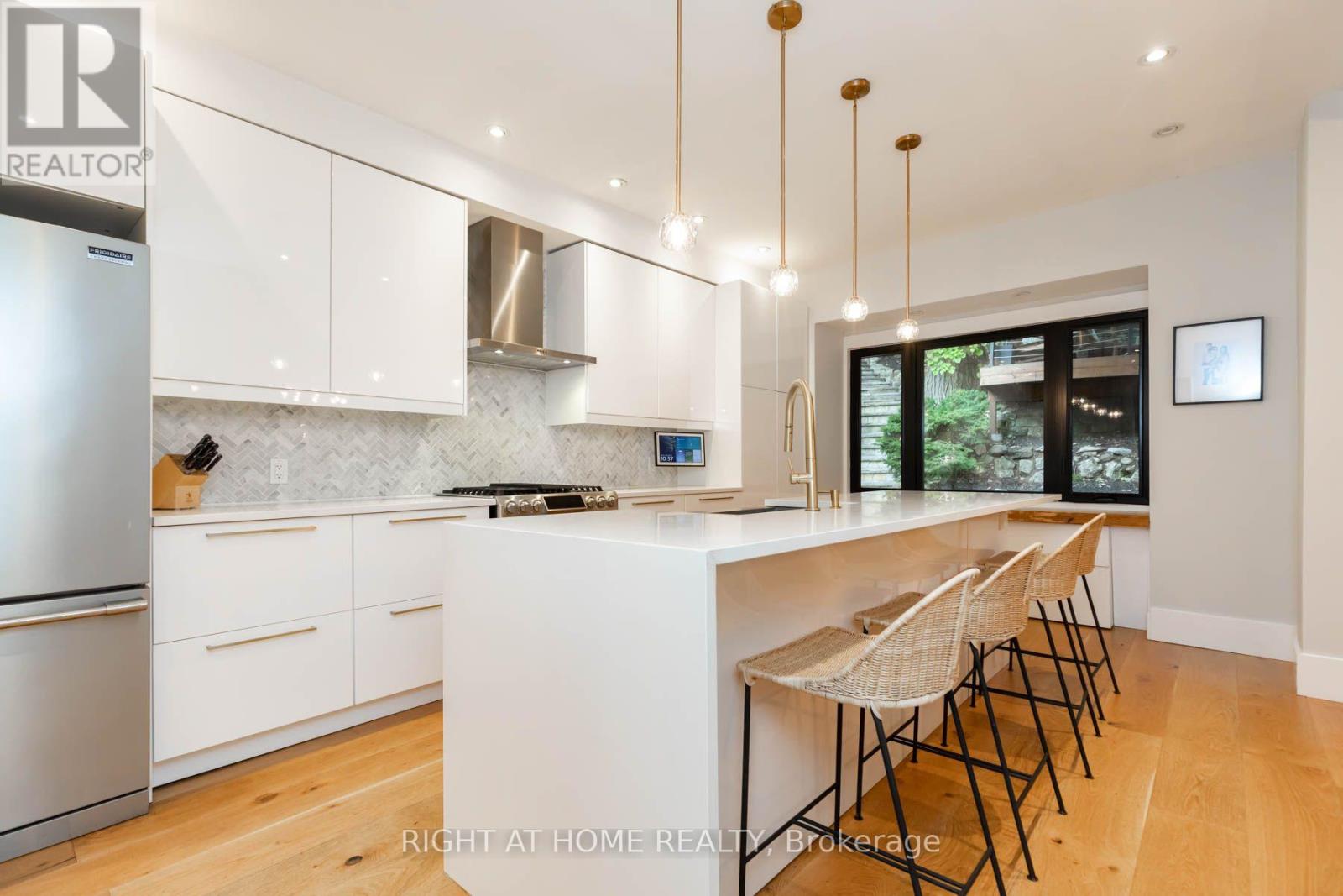 16 Pine Crescent, Toronto, ON photo 9