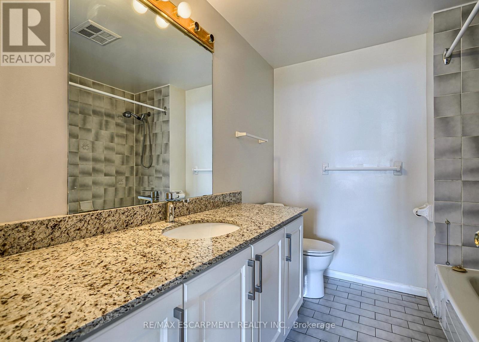 1270 Maple Crossing Boulevard — photo 8