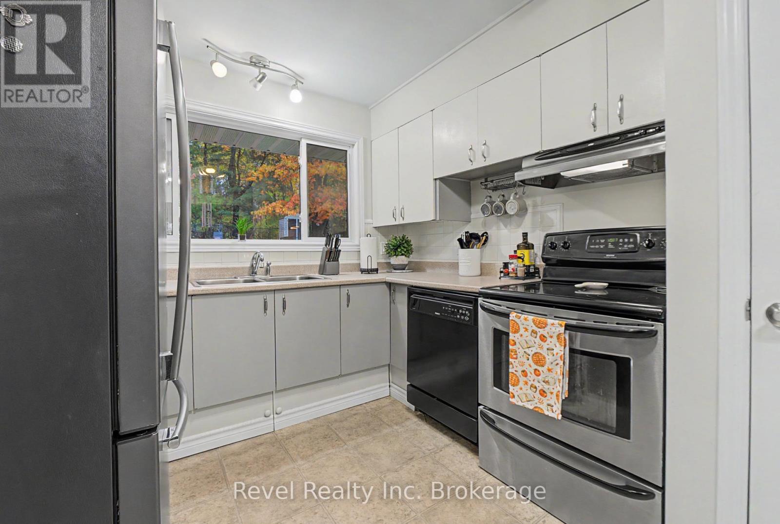673 Laurentian Avenue — photo 15