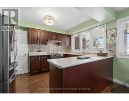 Foyer - 61 Fairlawn Road, Kitchener, ON N2C1X8 Photo 9