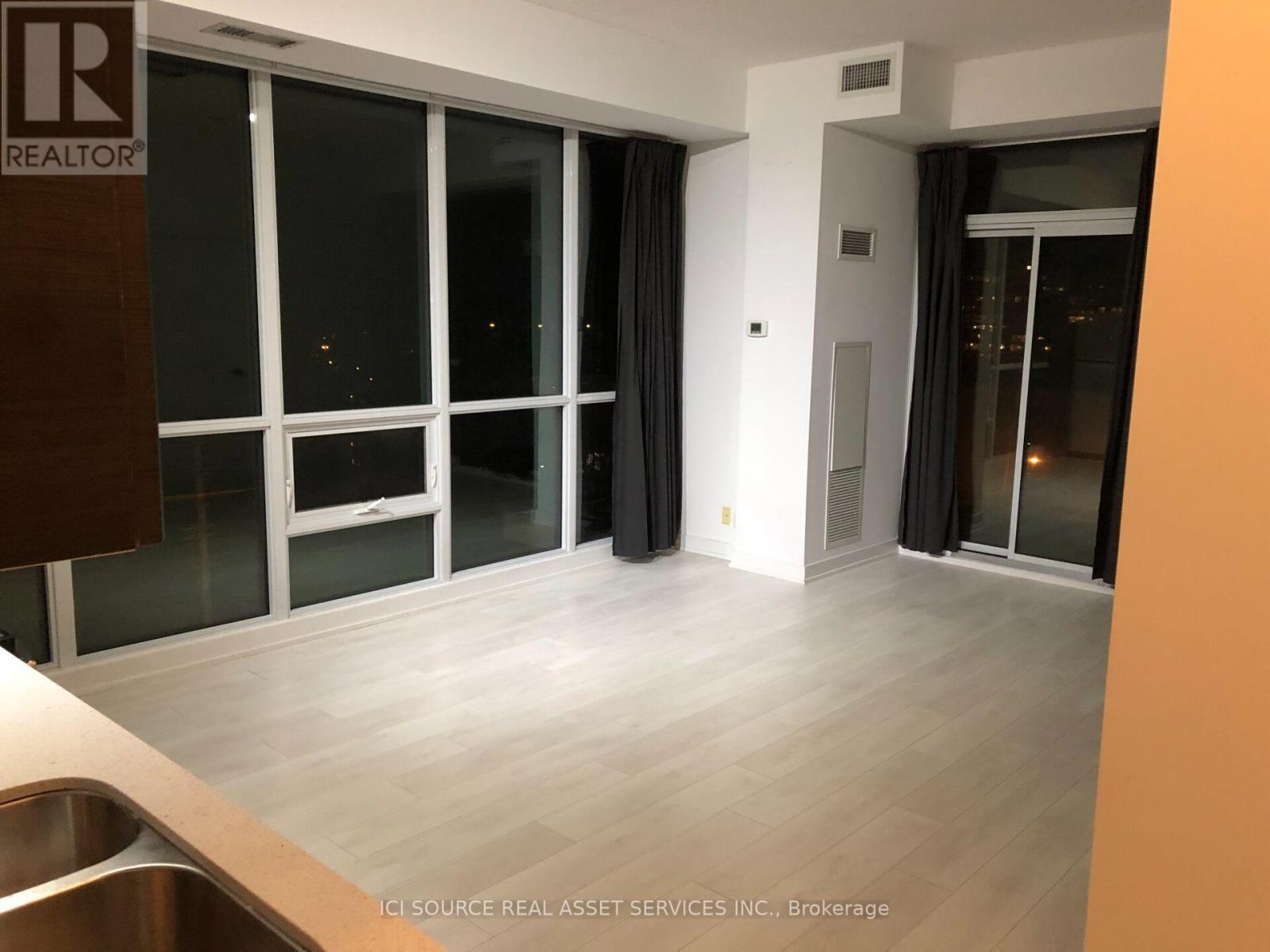 2200 Lakeshore Boulevard West — photo 4