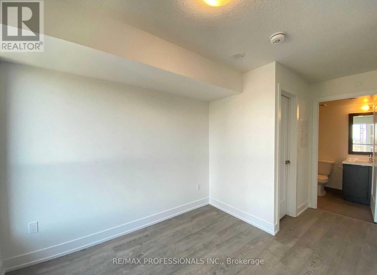 9 Mabelle Avenue — photo 7