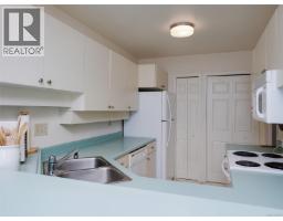 Kitchen - 10 2566 Penrhyn St, Saanich, BC V8N1G1 Photo 7