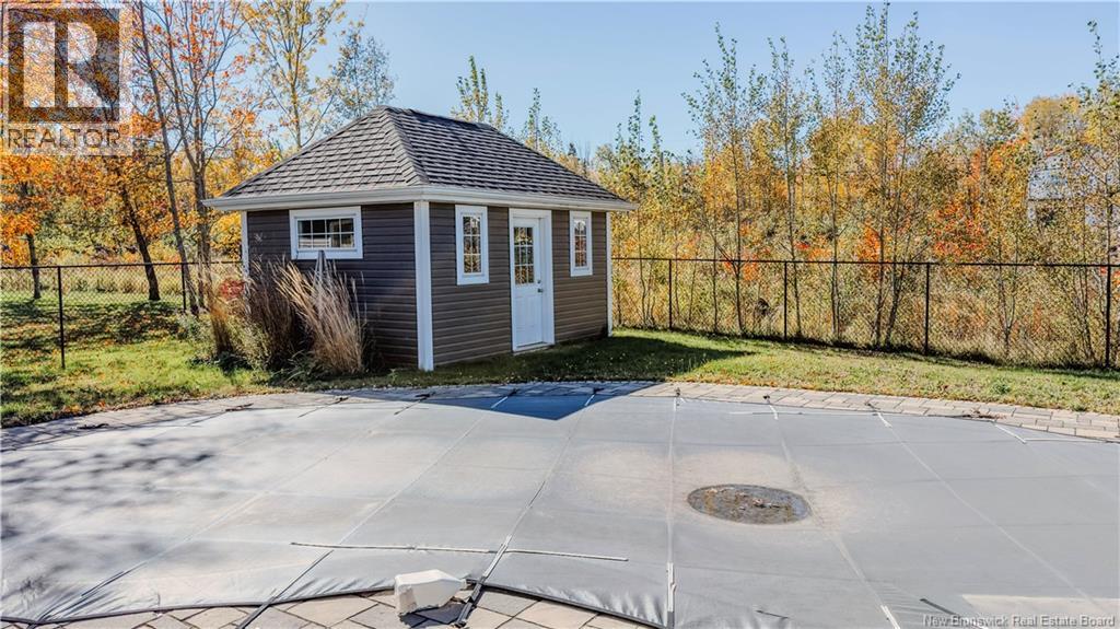 145 Amiens Drive - 44
