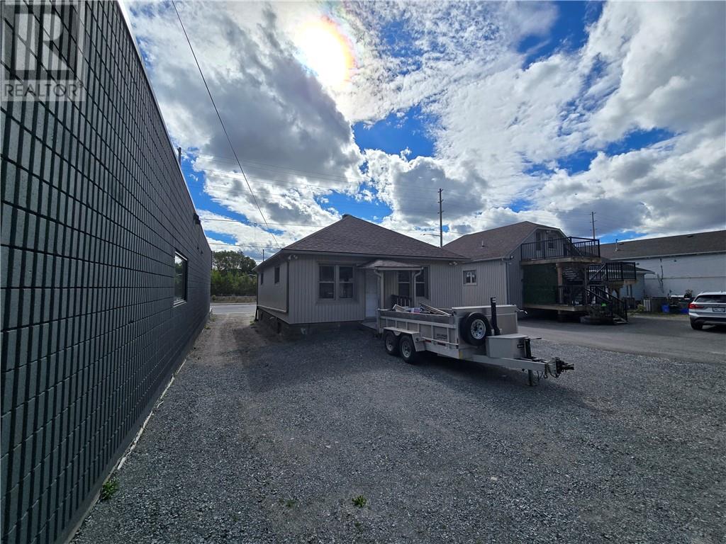 731 Lorne Street — photo 2