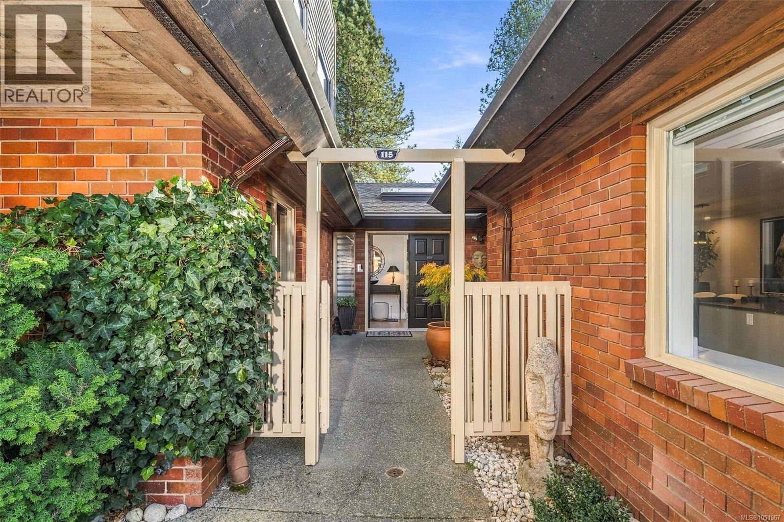 115 2345 Cedar Hill Cross Road, Oak Bay