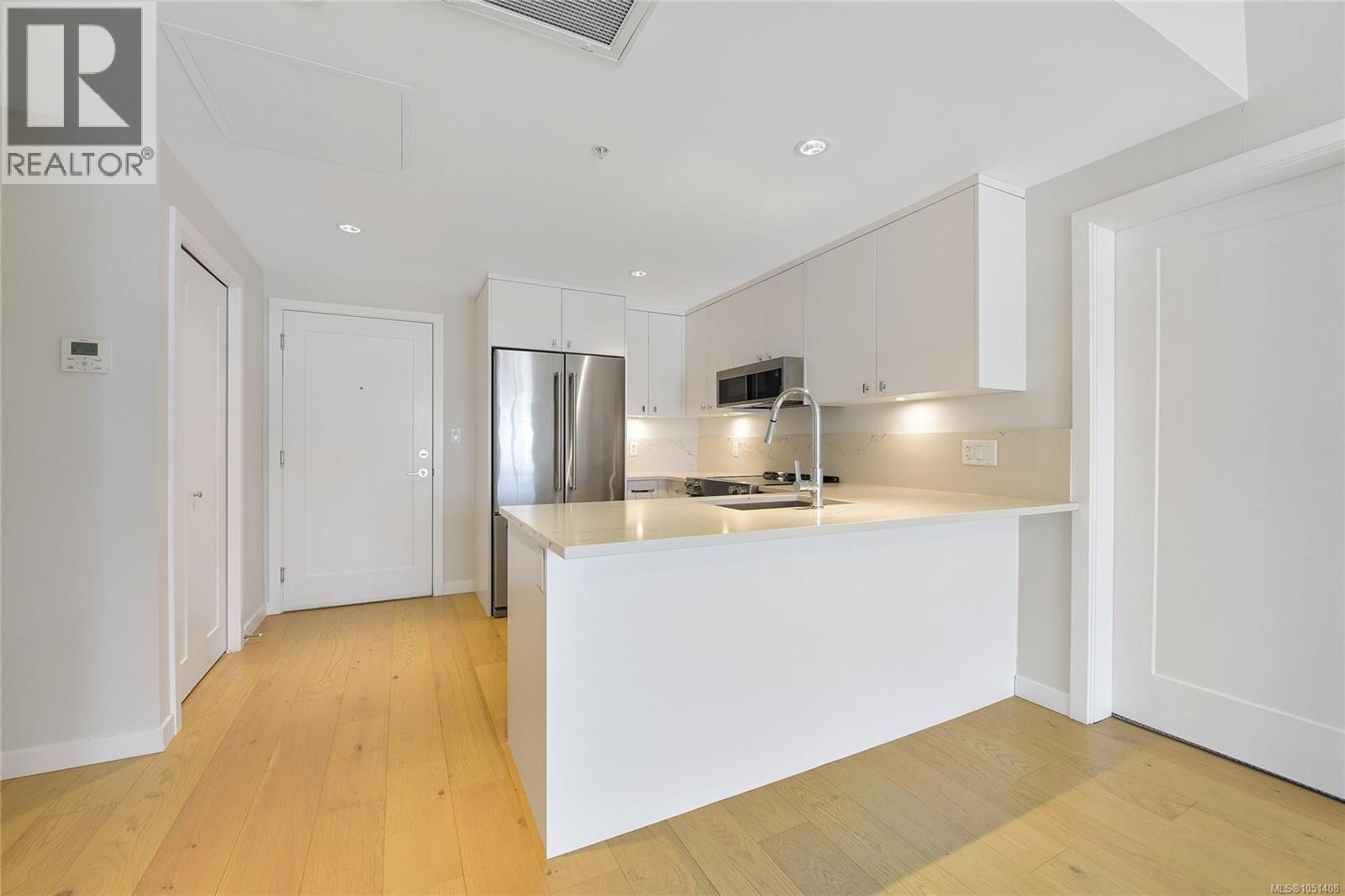 #408 4030 Shelbourne St - 12