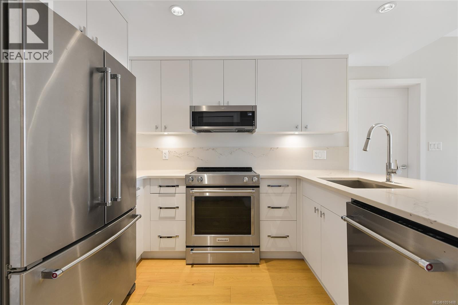 408 4030 Shelbourne Street, Saanich