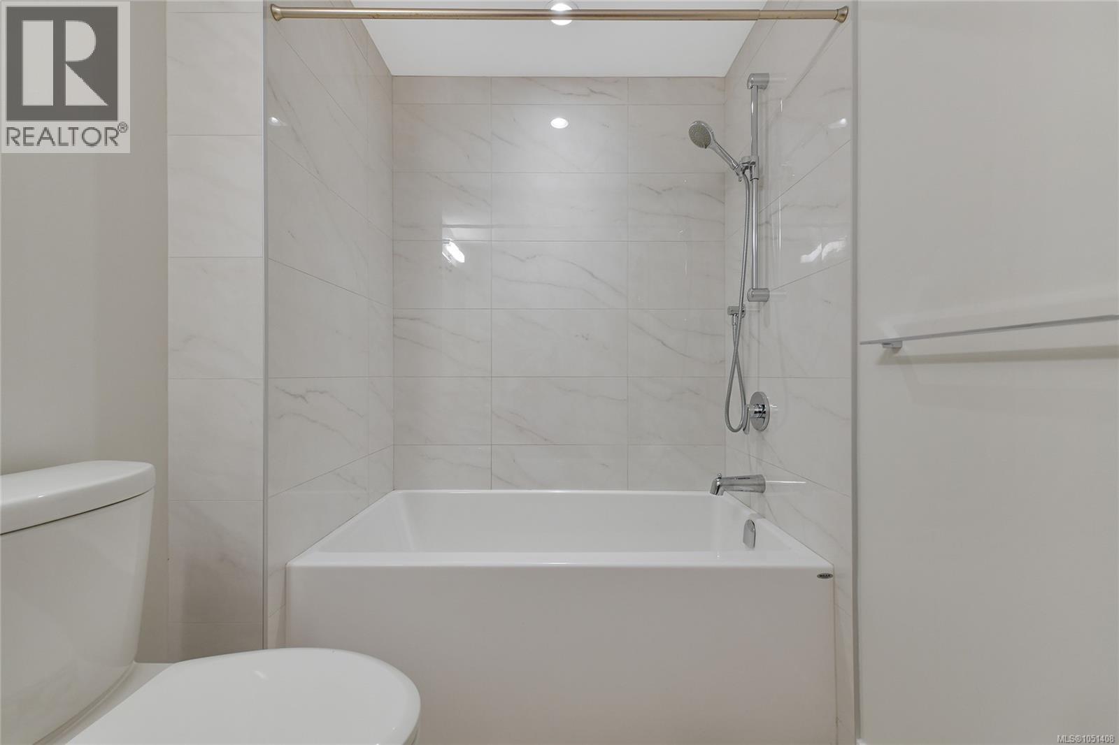 408 4030 Shelbourne Street, Saanich