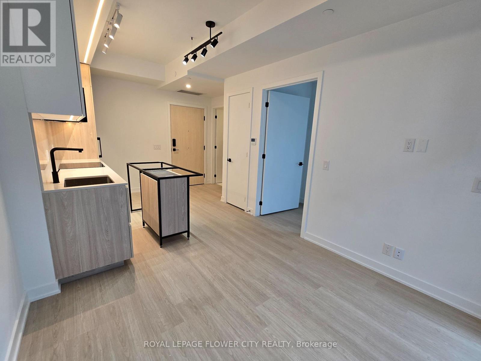 699 Sheppard Avenue — photo 10