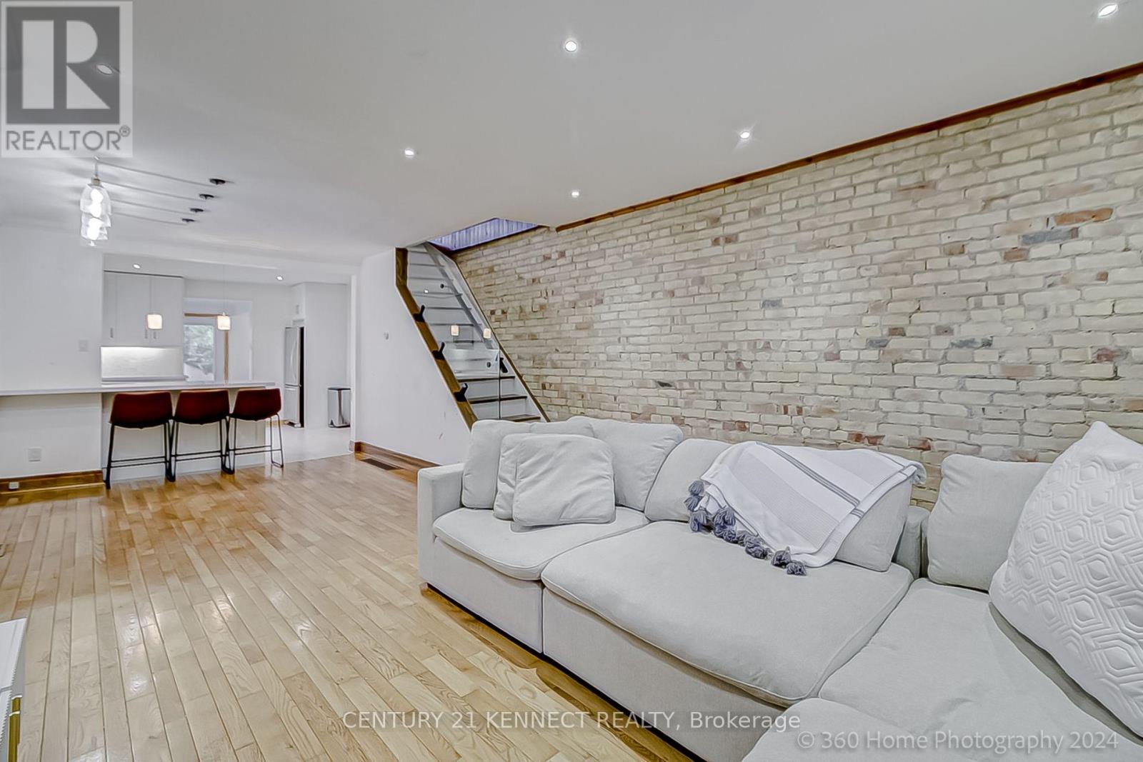 48 Stephenson Avenue — photo 4